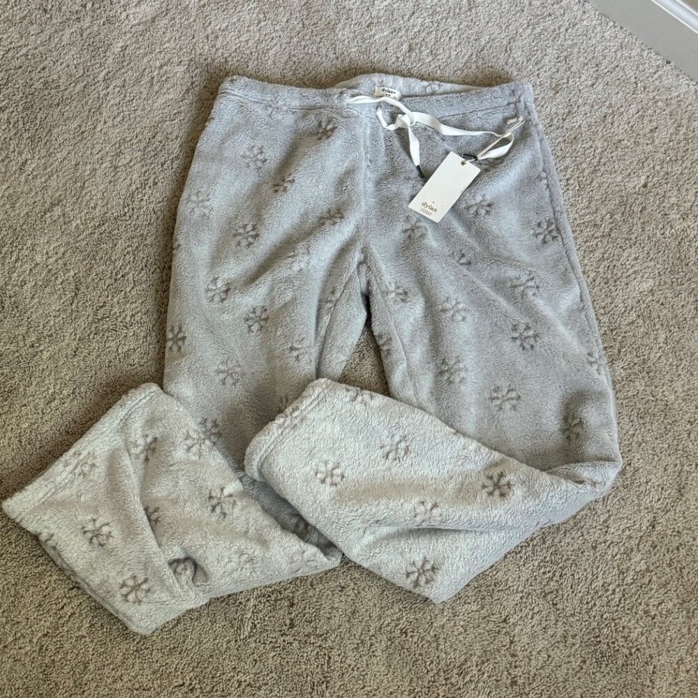 Bundle of Sundance pajama top & Dylan snowflake pajama/lounge bottoms  - Large